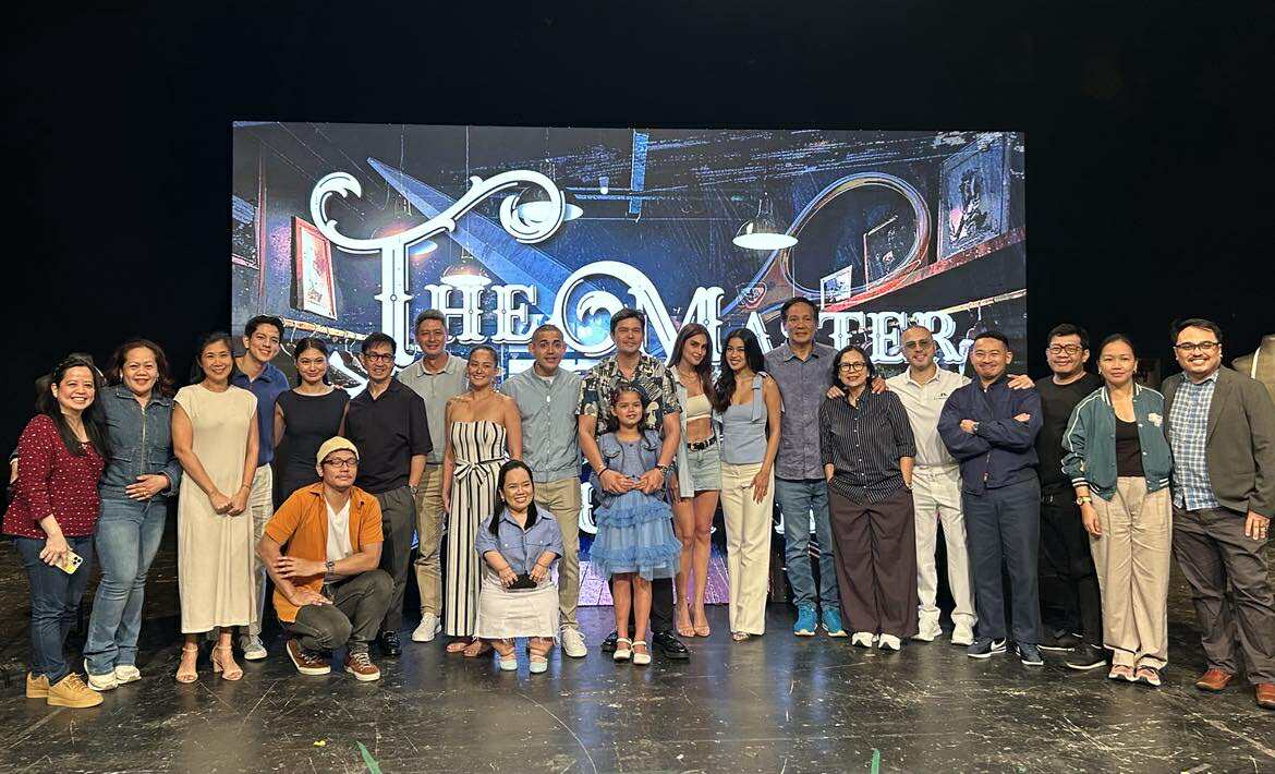 gmanews's tweet image. A CUT ABOVE THE REST ✂️🧵

The production is set to begin for the upcoming action series "The Master Cutter," starring Dingdong Dantes, Max Collins, and Shuvee Etrata.

This was announced during the story conference of "The Master Cutter," which was attended by the cast and…