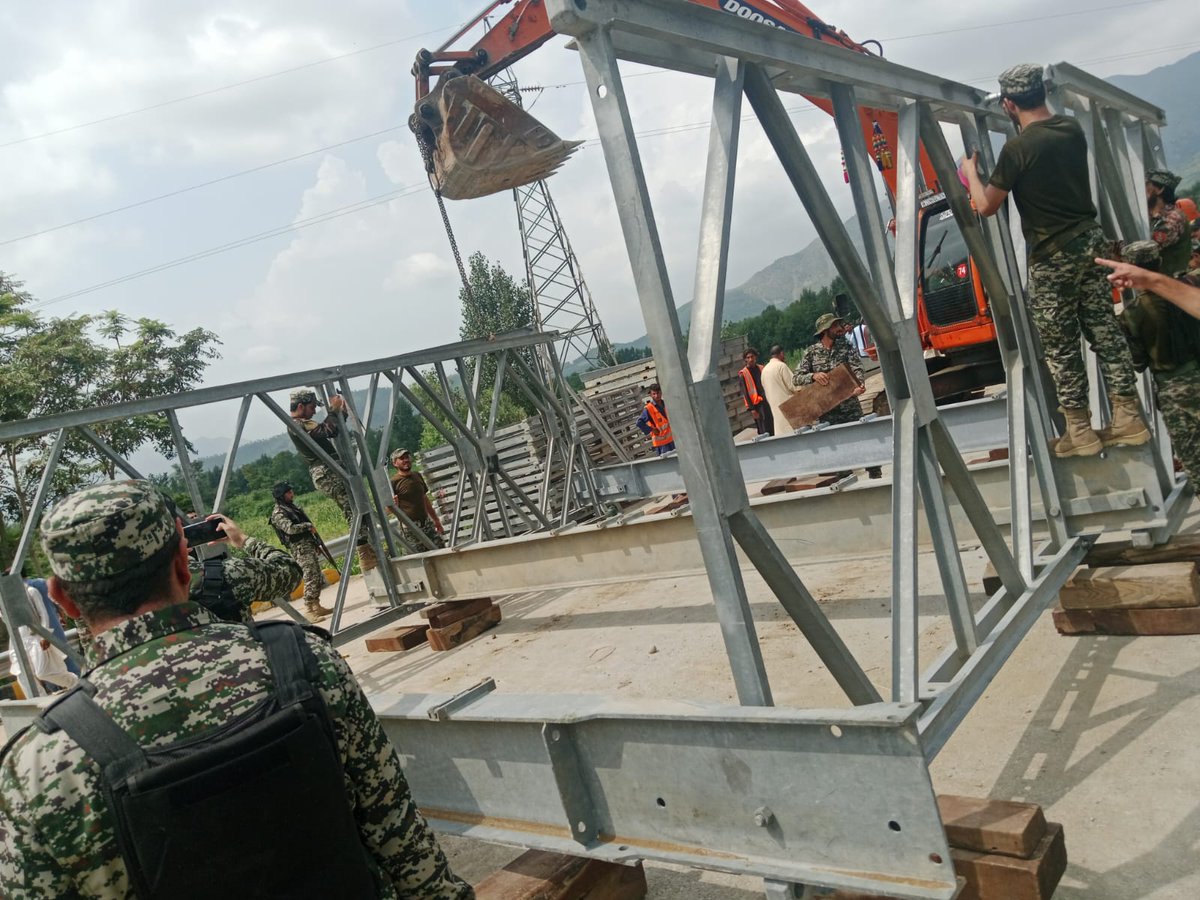 مشکل کی ہر گھڑی میں جب سب ساتھ چھوڑ دیتے ہیں، یہ فوجی بیٹے اپنی جان خطرے میں ڈال کر عوام کا سہارا بنتے ہیں۔ یہ رشتہ لفظوں سے بڑھ کر احساسات کا ہے۔
#فوج_ہماری_محافظ