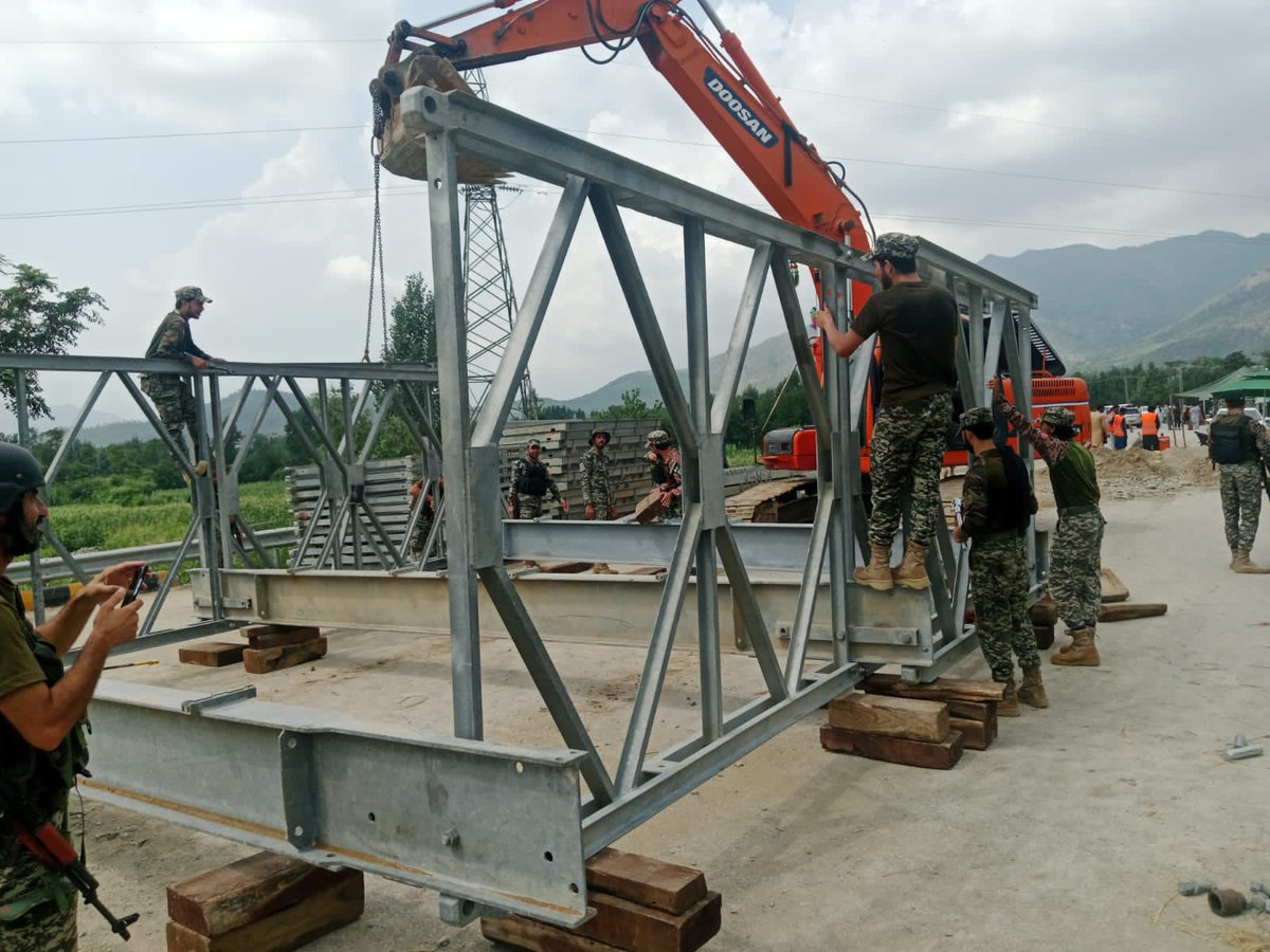 پاک فوج صرف سرحدوں کی نہیں بلکہ عوام کے دلوں کی بھی محافظ ہے۔ یہ جذبہ، یہ قربانیاں اور یہ اخلاص پاکستان کو ہمیشہ مضبوط رکھتے ہیں۔
#فوج_ہمارے_محافظ