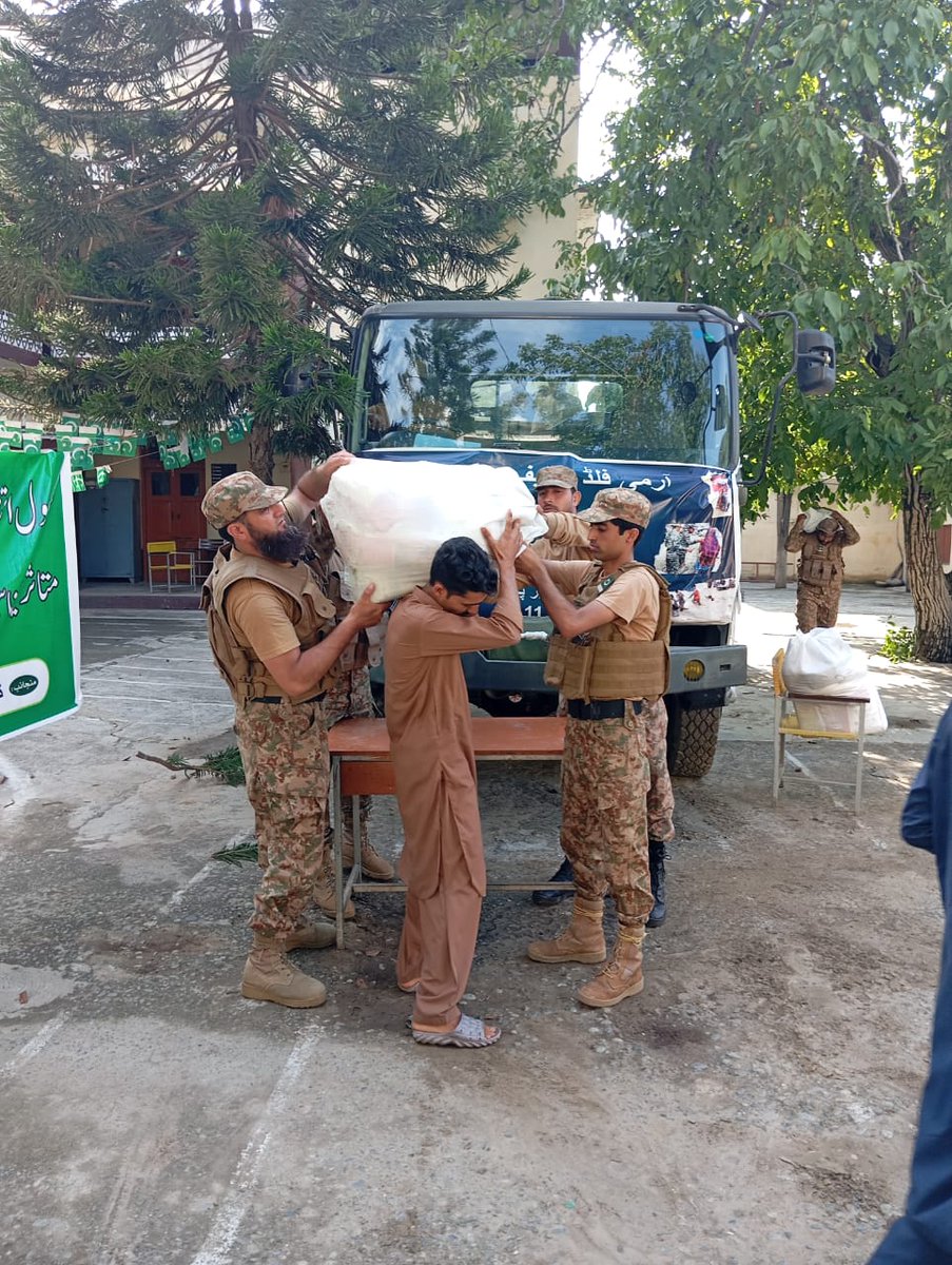 ہسپتالوں تک زخمیوں کو پہنچانا، ماؤں کے آنسو پونچھنا اور بچوں کے لیے راشن لانا… یہ سب وہ خدمات ہیں جو پاک فوج کو عوام کے دل کے قریب لے آتی ہیں۔
#فوج_ہمارے_محافظ