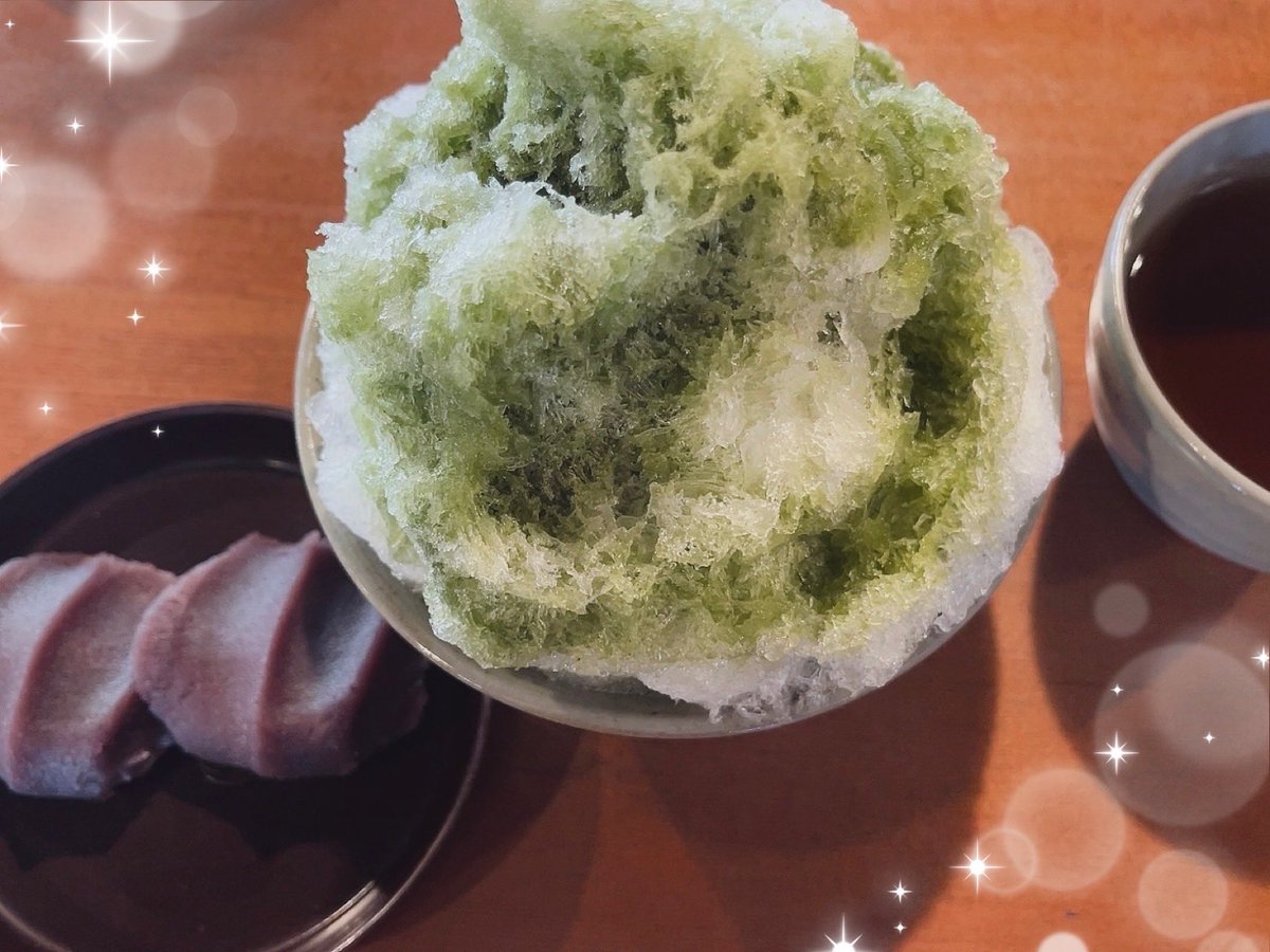 赤福かき氷って名前なのにかき氷の中に赤福入ってるの知らなくて追加で赤福注文してしまった