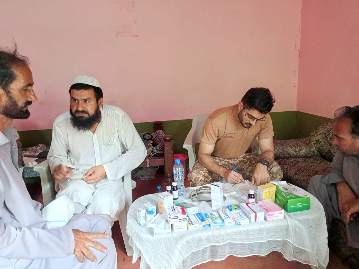میڈیکل ٹیمیں دن رات سیلاب متاثرین کے علاج اور ادویات کی فراہمی میں مصروف ہیں۔ بیمار اور زخمی افراد کو وہ سہولیات دی جا رہی ہیں جو ان کے لیے زندگی کی نئی امید بن رہی ہیں۔

#فوج_ہماری_محافظ