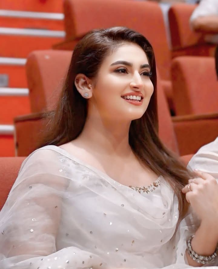 💖
جس کا نام لبوں پر آنے سے پہلے آنکھوں میں آجائے وہ محبوب ہوتا ہے۔
💞💞