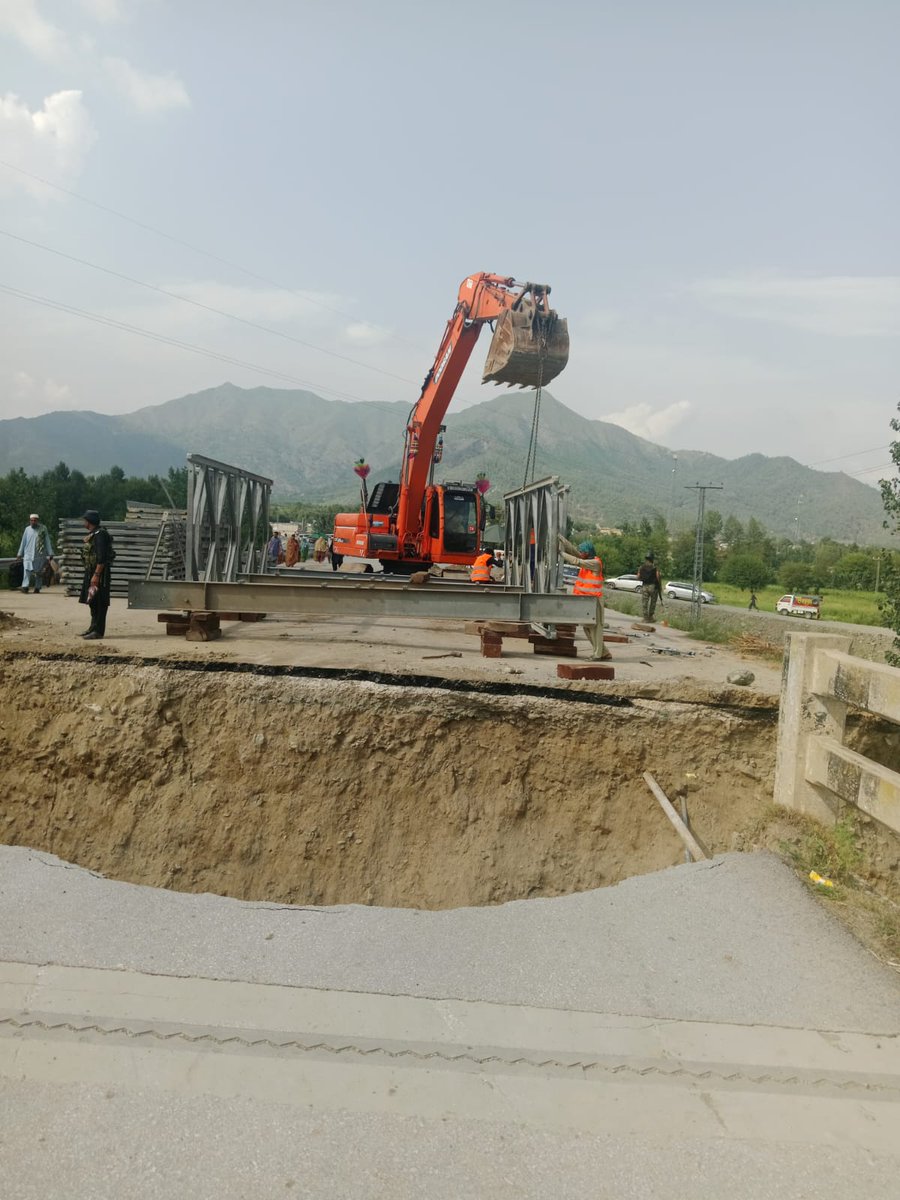 کھانے پینے کا سامان، طبی امداد اور پناہ گاہیں
مشکل وقت میں سب کچھ بانٹتی ہے #فوج_ہماری_محافظ 🥖🩺