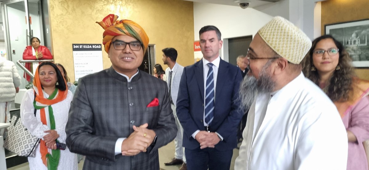 Bohras_AUSNZ's tweet image. On India’s 79th #IndependenceDayIndia  🇮🇳 @Dawoodi_Bohras in #Melbourne joined a reception hosted by @cgimelbourne Dr. Sushil Kumar, while members in #Perth greeted the @CGIPerth at the flag hoisting ceremony. United with the Indian diaspora in pride &amp;amp; celebration.