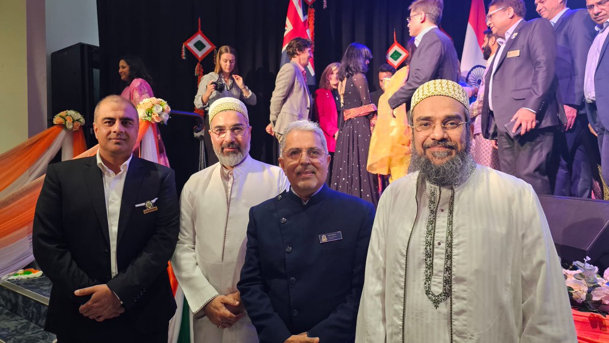 Bohras_AUSNZ's tweet image. On India’s 79th #IndependenceDayIndia  🇮🇳 @Dawoodi_Bohras in #Melbourne joined a reception hosted by @cgimelbourne Dr. Sushil Kumar, while members in #Perth greeted the @CGIPerth at the flag hoisting ceremony. United with the Indian diaspora in pride &amp;amp; celebration.