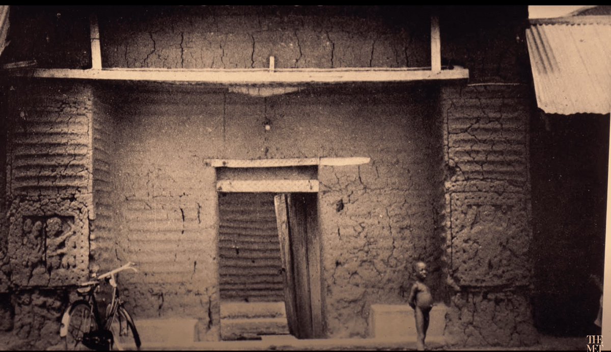 Benin Architectural Motif - known as the Oba N'uhi, is the sign and symbol of the infinite power of the king. 
The Oba N'uhi symbol represents the Oba royal authority over life and death, his dominion over the metaphysical world. 

It also represents the endless tribulation in a