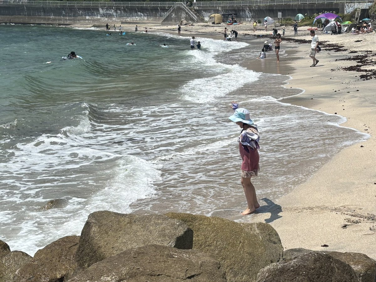 y_meika0520's tweet image. ちょっと前のオフショット📸✨
海に入りたいけどガマン😣
見てるだけ👀、ちょっと近づくだけ…🌊
結果、足だけ入っちゃいました🤭
#吉田萌果
#クラージュキッズ