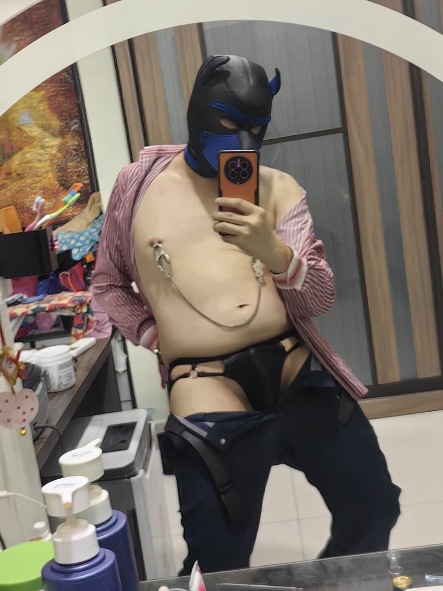 First time put my slutty pic. Abit fatty. I m feel sry. 
第一次发骚照片。没想过自己可以那么骚。真的很抱歉哦。有点胖，希望大家多多见谅。大家喜欢我才上传自己第一次发情影片