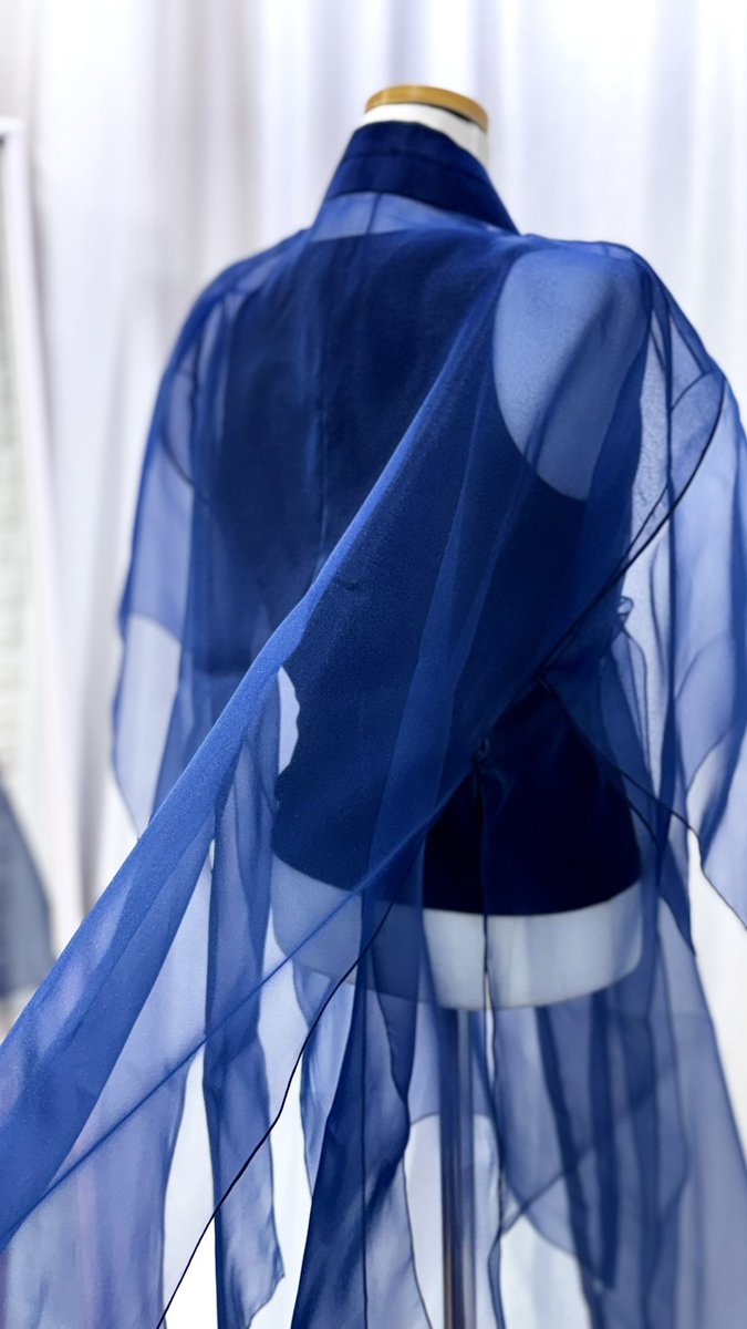 💌 운현주단 미니 뒷자락 홑답호 시리즈 

ഒ 여름 밤하늘

낭만 가득한 여름 밤하늘이 떠오르는 푸른 곤색 홑답호로, 한복원단의 쨍하면서도 고운 색감을 또렷하게 담고 있는 제품입니다. 

겨드랑이는 물론 사방이 편안하게 트여 착용감도 좋고, 바람이 불면 사방으로 흩날리는 매력까지🪽