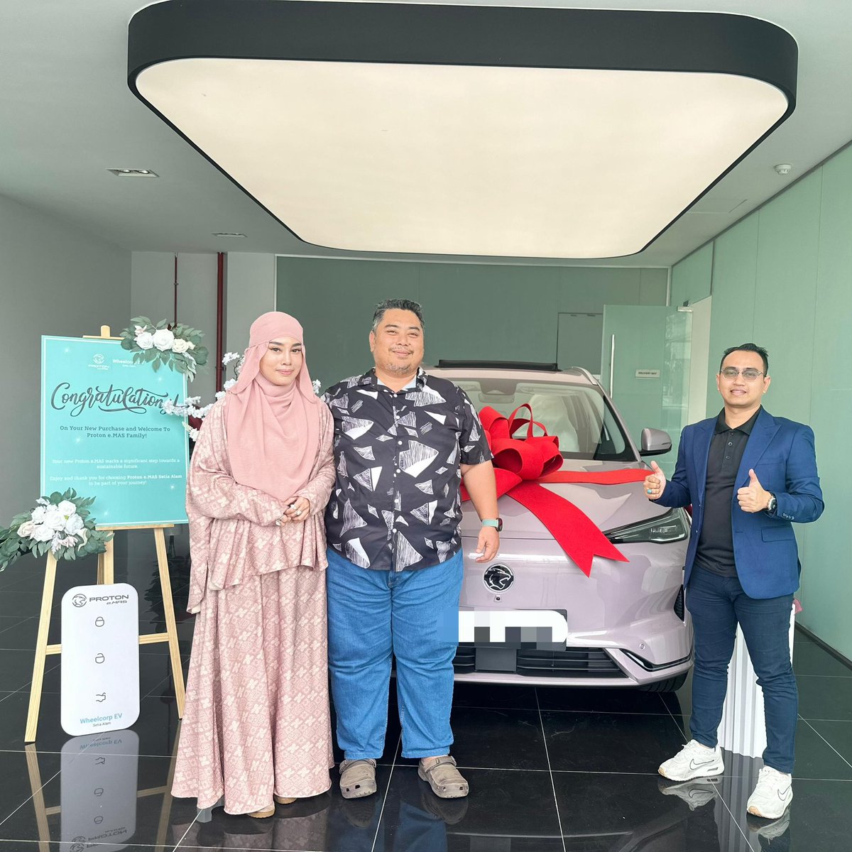 faiztasnim1's tweet image. Congratulations!🥳 
.
Mr Ahmad Faiszal &amp;amp; Ms Seri Adilah🤩
.
On your new purchase Proton e.MAS7 Premium Quartz Rose White Interior and welcome to e.MAS Family!🚗🚙
.
Faiz Tasnim,
Sale specialist,
Proton e.Mas Setia Alam.

#ProtoneMAS #protonemas7 #ProtoneMASSetiaAlam #AbgeMAS