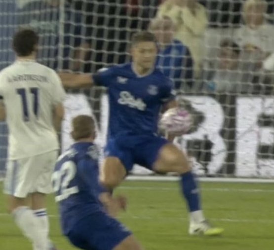 SimplieB's tweet photo. Guess which is a penalty and which isn't 🤔
#LEEvEVE
#TARKOWSKI https://t.co/lbGahW2ifP