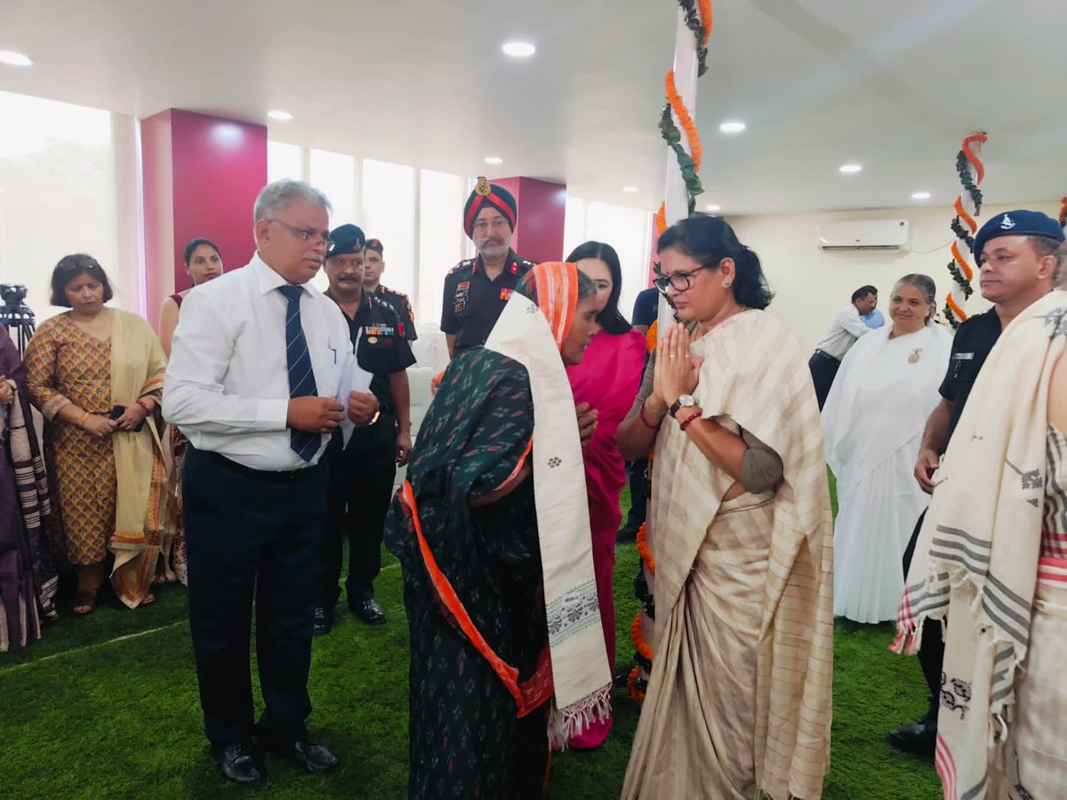 suryacommand's tweet photo. ✨"𝗡𝗮𝗿𝗶 𝗦𝗵𝗮𝗸𝘁𝗶 𝗞𝗮 𝗦𝗮𝗺𝗺𝗮𝗻." 𝗛𝗼𝗻𝗼𝘂𝗿𝗶𝗻𝗴 𝗖𝗼𝘂𝗿𝗮𝗴𝗲, 𝗖𝗲𝗹𝗲𝗯𝗿𝗮𝘁𝗶𝗻𝗴 𝗦𝗮𝗰𝗿𝗶𝗳𝗶𝗰𝗲.  ✨

As part of the ongoing #AWWAWeek, a heartwarming event was organised at #Bhubaneswar Military Station by Chhattisgarh & Odisha Sub Area, to honour the indomitable spirit of #VeerNaris and #VeerMatas, the silent sentinels of sacrifice.

The event was graced by Smt Pravati Parida, Hon’ble Dy CM of #Odisha, who lauded the bravery of the families of #FallenHeroes and assured full support from the State Government towards their welfare. Her presence reaffirmed the enduring bond between the Armed Forces and civil society.

To support emotional wellbeing, a stress management workshop by the @BrahmaKumaris was also conducted, enriching the gathering on need for calmness, compassion and developing inner strength. The event symbolised deep respect, remembrance and gratitude for those who inspire the nation with their resilience.

#IndianArmy #SuryaCommand #MadhyaBharatArea #VeerNari #VeerMata #AWWAWeek2025 #TogetherWeStand #WeCare #NationFirst

@adgpi
@ProDefLko
@PROdefprayagraj
@PIB_India
@HQ_IDS_India
@PRODefDehradun
@UBArea_IA 
@OfficialAwwa