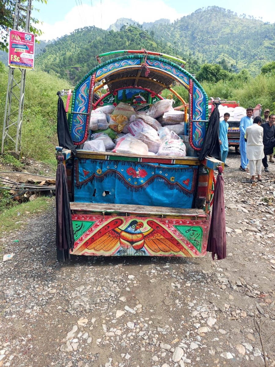 سیلاب کے دوران جب ہر طرف تباہی کے مناظر تھے اور لوگ بے یار و مددگار تھے، پاک فوج نے نہ صرف متاثرہ علاقوں تک پہنچ کر خوراک تقسیم کی بلکہ لوگوں کے دلوں میں امید بھی جگائی۔ فوجی جوان دن رات محنت کرتے رہے تاکہ کوئی خاندان بھوکا نہ رہے۔ #فوج_ہماری_محافظ