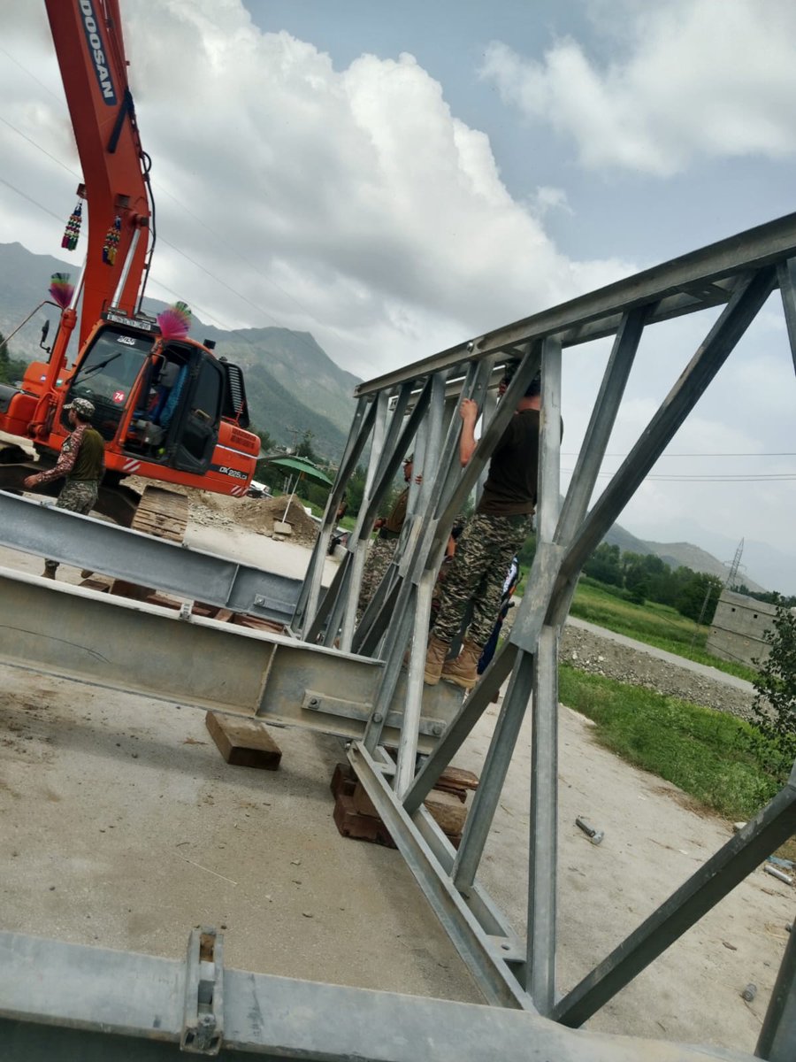 جب سڑکیں ٹوٹ گئیں اور رابطہ منقطع ہو گیا تو پاک فوج نے ہنگامی بنیادوں پر مرمت کا کام شروع کیا۔ مٹی، پتھر اور پانی کے بیچ کھڑے یہ جوان دن رات محنت کر کے راستے بحال کرتے رہے۔ یہ خدمت عوام کو ہمیشہ یاد رہے گی۔ #فوج_ہماری_محافظ