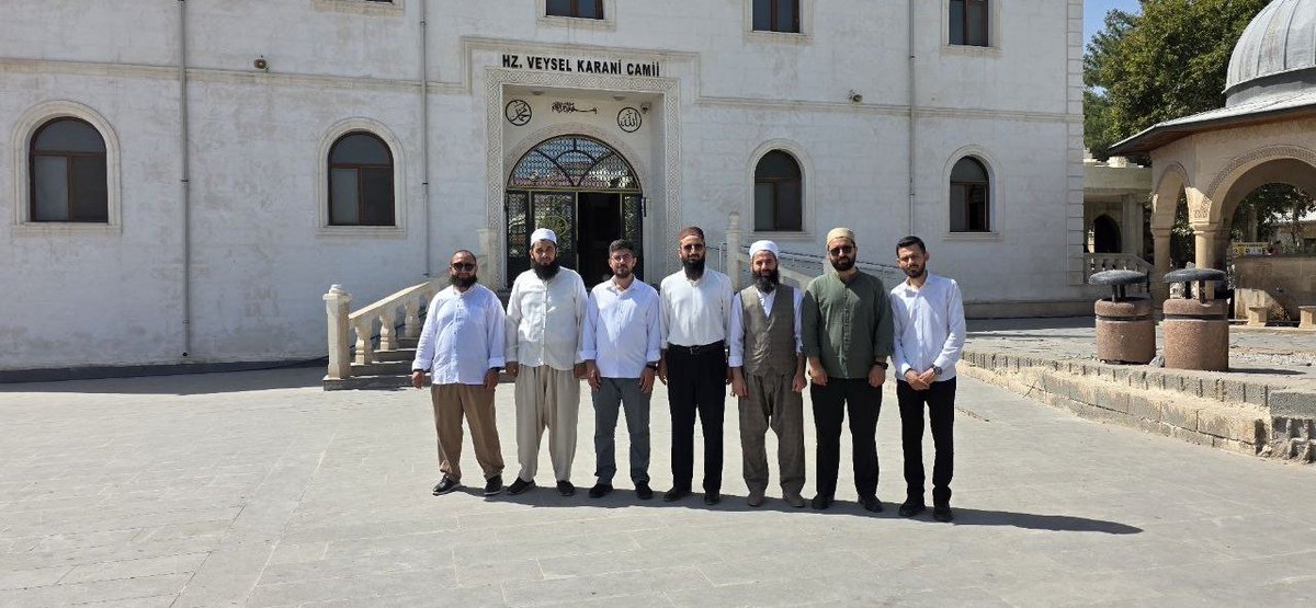 Hadis-i Şerif'in, "En hayırlı Tabiin Uveys el-Karani'dir" dediği zatın makamını ziyaret ettik. Makamı fidevs, mekanı cenenet, menzili Resûlullah sallallahu aleyhi ve sellem’e ciran ola.

| Doğu Medreseleri (Siirt) Ziyareti