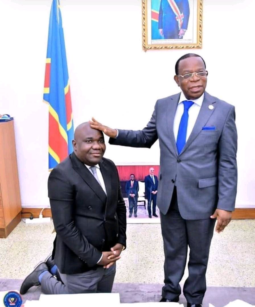 Chadrack Tula mot. CTM🇨🇩 (@chadracktula17) on Twitter photo En 2025, pendant que d’autres pays parlent d’innovation, de technologies et de développement, chez nous on continue à jouer aux “rois et serviteurs”.
Un politicien à genoux devant un autre, comme si la politique était une église ou une royauté.
<a href="/Presidence_RDC/">Présidence RDC 🇨🇩</a> En 2025, pendant que d’autres pays parlent d’innovation, de technologies et de développement, chez nous on continue à jouer aux “rois et serviteurs”.
Un politicien à genoux devant un autre, comme si la politique était une église ou une royauté.
<a href="/Presidence_RDC/">Présidence RDC 🇨🇩</a>