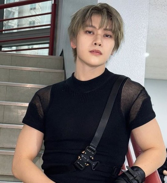 0528_files's tweet photo. so this is everyone's fave matthew stage outfit??? I MEAN SO VALID 🫠 https://t.co/h9qCDgffvz