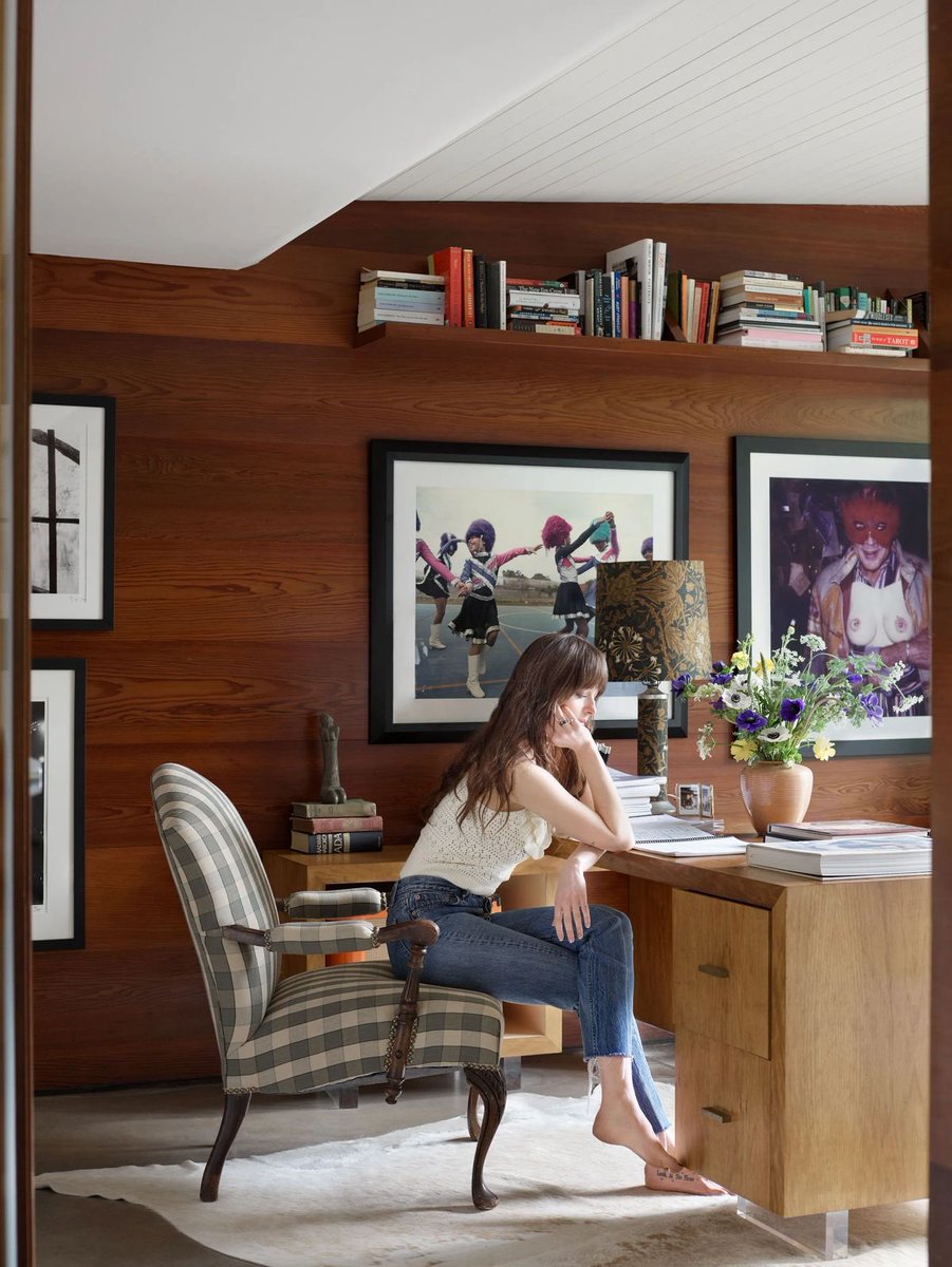 Dakota Johnson’s home office that feels more like a sanctuary. 🌿

Wood walls 🪵 
Plaid armchair 🪑 
Books 📚
Fresh flowers 🌸