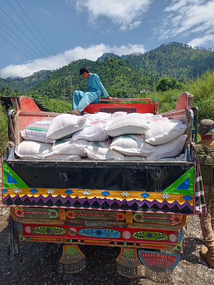 سیلاب سے متاثرہ علاقوں میں فوجی جوان ہر گاؤں اور ہر کچے مکان تک پہنچے، دروازے کھٹکھٹا کر خوراک اور پانی دیا۔ لوگوں کے چہروں پر خوشی اور آنکھوں میں آنسو تھے کیونکہ انہیں احساس ہوا کہ وہ اکیلے نہیں ہیں۔ #فوج_ہماری_محافظ