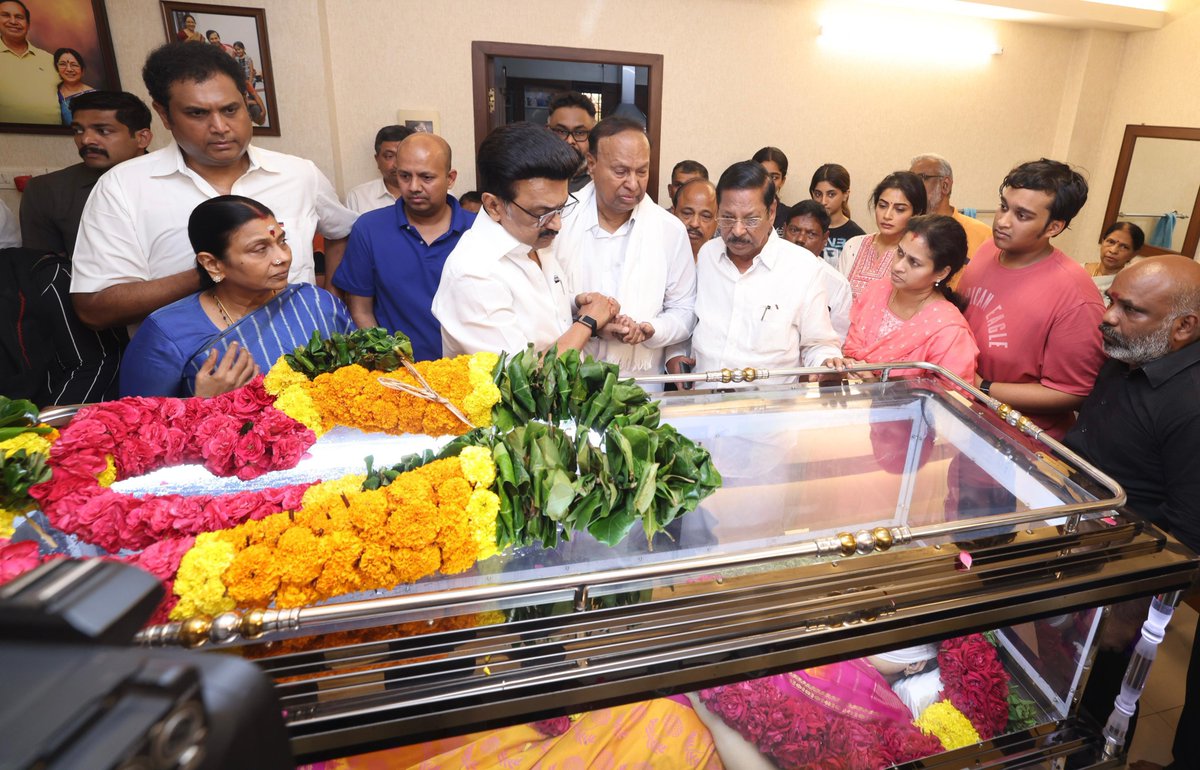 M.K.Stalin (@mkstalin) on Twitter photo கழகப் பொருளாளரும் - முன்னாள் ஒன்றிய அமைச்சரும் - என் ஆருயிர் நண்பருமான திரு. டி.ஆர்.பாலு அவர்களின் மனைவி திருமிகு. ரேணுகாதேவி பாலு அவர்களது மறைவால் வேதனையடைந்தேன்.
நண்பர் டி.ஆர்.பாலு அவர்களும் - தம்பி <a href="/TRBRajaa/">Dr. T R B Rajaa</a> அவர்களும் பொதுவாழ்வில் பயணித்திட அன்பை வழங்கித் துணை நின்ற அவரது கழகப் பொருளாளரும் - முன்னாள் ஒன்றிய அமைச்சரும் - என் ஆருயிர் நண்பருமான திரு. டி.ஆர்.பாலு அவர்களின் மனைவி திருமிகு. ரேணுகாதேவி பாலு அவர்களது மறைவால் வேதனையடைந்தேன்.
நண்பர் டி.ஆர்.பாலு அவர்களும் - தம்பி <a href="/TRBRajaa/">Dr. T R B Rajaa</a> அவர்களும் பொதுவாழ்வில் பயணித்திட அன்பை வழங்கித் துணை நின்ற அவரது