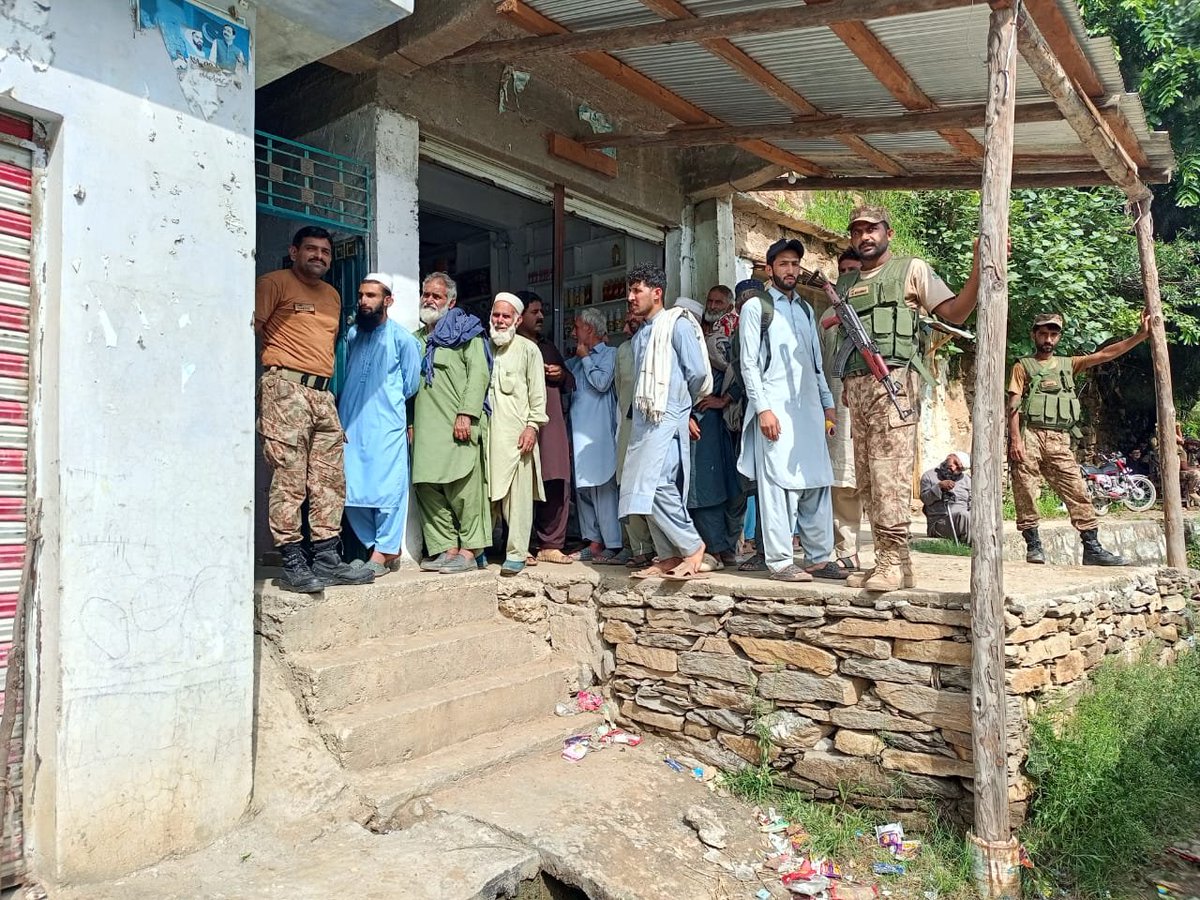 مشکل وقت میں جب لوگ بیمار اور زخمی تھے، پاک فوج نے فوری طور پر میڈیکل کیمپس قائم کیے جہاں ڈاکٹر، دوائیں اور علاج سب مفت دیا گیا۔ یہ خدمت صرف علاج تک محدود نہیں رہی بلکہ لوگوں کے دلوں کو سکون دینے کا ذریعہ بھی بنی۔ #فوج_ہماری_محافظ