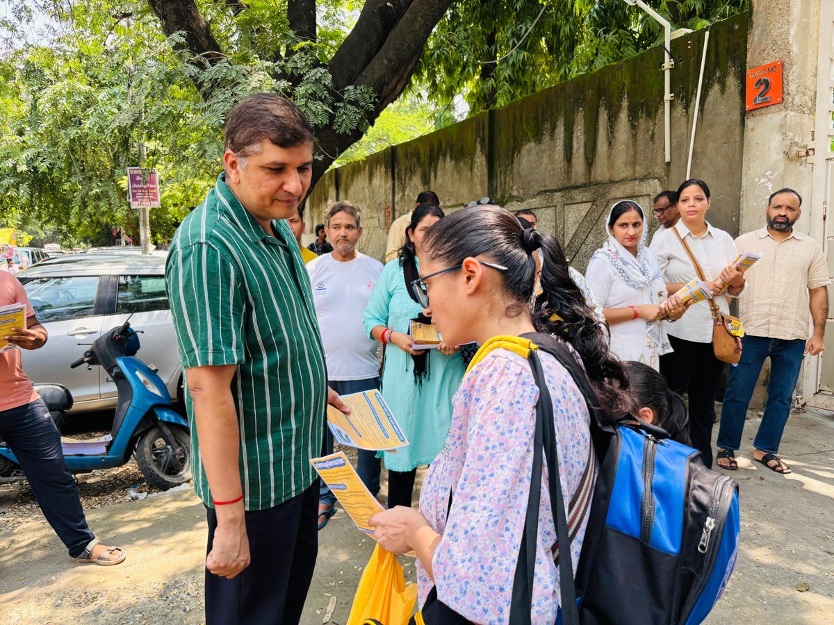 AamAadmiParty's tweet photo. दिल्ली की बीजेपी सरकार और शिक्षा माफ़ियाओं के गठजोड़ को उजागर करेगी AAP🔥

दिल्ली में भारतीय जनता पार्टी की सरकार, प्राइवेट स्कूलों और शिक्षा माफ़ियाओं के गठजोड़ को उजागर करने के अभियान का आगाज आज AAP दिल्ली के संयोजक @Saurabh_MLAgk जी ने APEEJAY School, शेख सराय 1 के बाहर अभिभावकों को पर्चे बाँटकर किया।

आम आदमी पार्टी के कार्यकर्ता पूरी दिल्ली में इस ठगबंधन को उजागर करेंगे और बीजेपी की शिक्षा विरोधी सोच का पर्दाफ़ाश करेंगे।