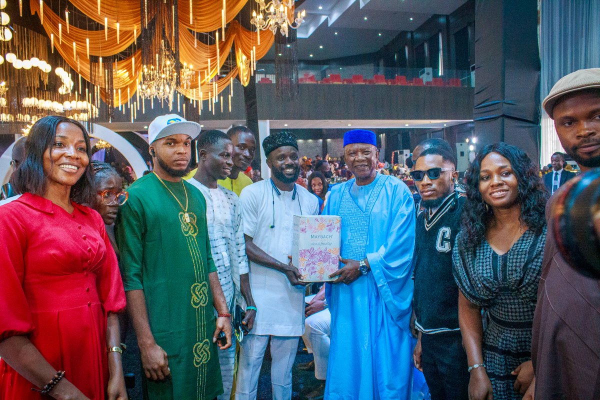 OBHNG_'s tweet image. The #OBH community journeyed to Ụmụahịa on Saturday, the 16th, to honour the invitation of Mazi Sam Ohuabunwa on his birthday and book launch day.
The journey was piloted by @onyeijemotors and it was a swift one.
#OnitshaBusinessHangout