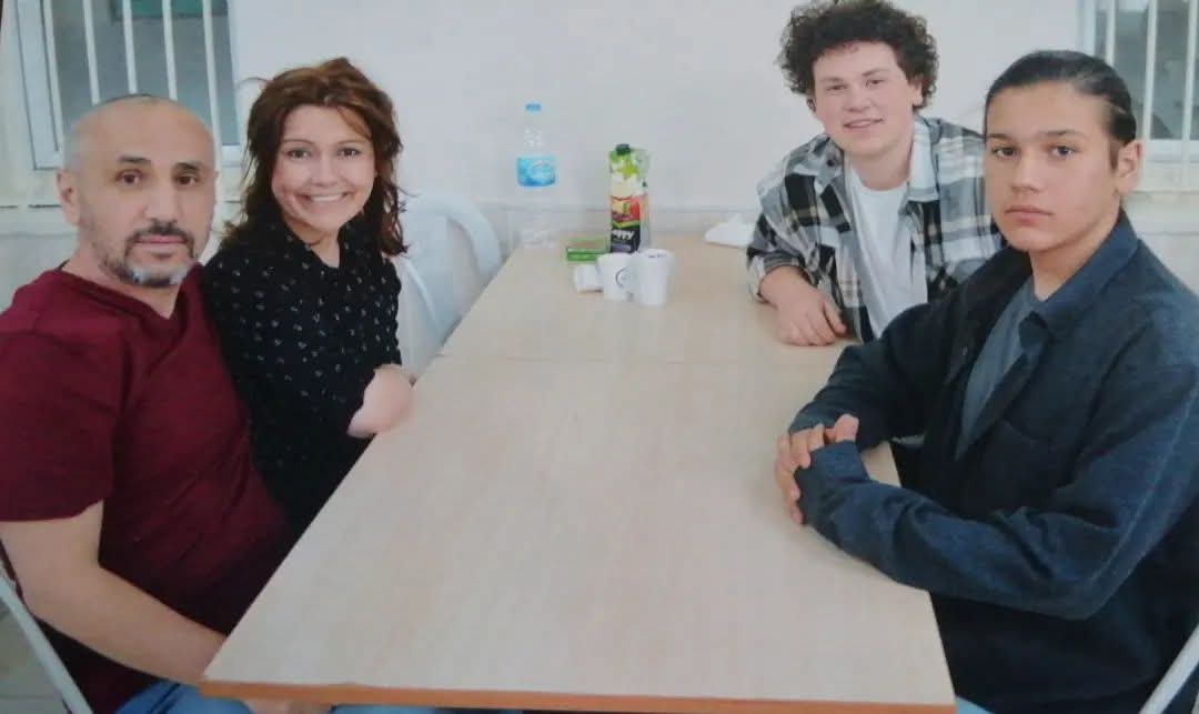 Erzurum cezaevinde tutuklu bulunan Yarbay Ramazan Kayacı'nın 18 yaşındaki oğlu Burak, trafik kazasında hayatını kaybetti.

Anne Nazife Kayacı, Erdoğan'ın Erzurum mitinginde ağaca çıkarak haksız tutuklamaya karşı sesini duyurmuştu.
👇
youtu.be/V6h6SfXMl1g?si…