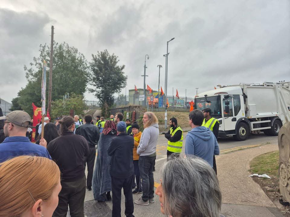 RotherhamTUC (@rotherham_tuc) on Twitter photo Successful picket at Veolia Sheffield this morning ✊
Let’s keep up the pressure & continue supporting the gallantry of workers on strike for union recognition. Solidarity
<a href="/unitetheunion/">Unite the union: join a union</a> Successful picket at Veolia Sheffield this morning ✊
Let’s keep up the pressure & continue supporting the gallantry of workers on strike for union recognition. Solidarity
<a href="/unitetheunion/">Unite the union: join a union</a>