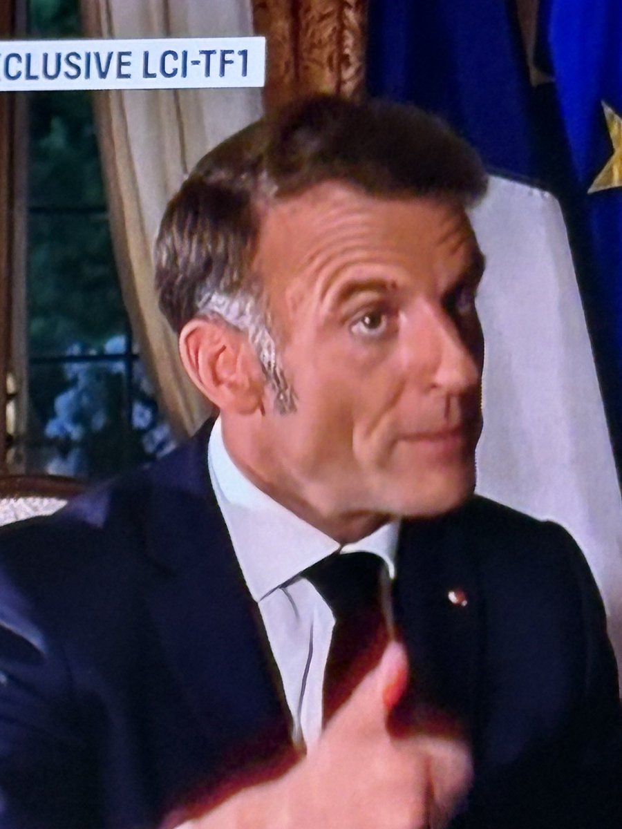 SurvivrEnsemble's tweet photo. Il n’y a donc que ses cheveux au dessus de ses oreilles qui blanchissent, étonnant non ? 😏 #macron #moumoute #postiche https://t.co/oZ915MqAPF