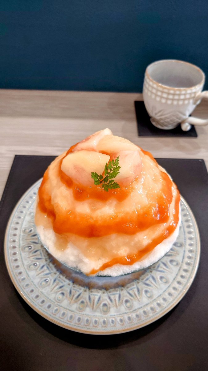 KMsempai's tweet photo. SAKURA SAKURA🍧予約制
千葉県佐倉市

桃ミルクとネクタリン　2300円
限定いちじく氷　2400円

桃ミルクは酸味は少なく🍑果肉いっぱいのミルクベース🍧でした
いちじくは目の前で店員さんが無花果ゴロゴロ果肉ソースをかけてくれます
身体に良さそうですね無花果✨️
美味しかったです🍧
#かき氷 https://t.co/brT7i24AGq