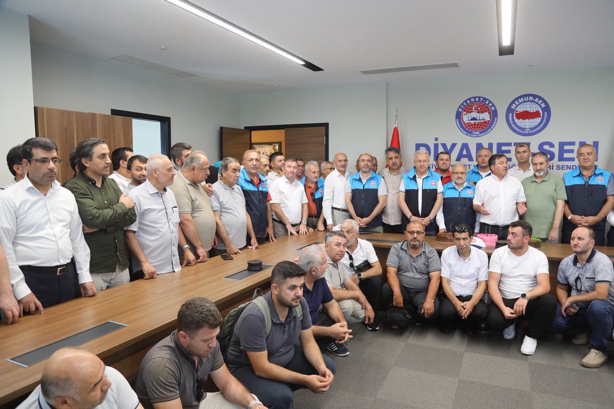 yildizali19's tweet photo. 📍Diyanet-Sen’imizin 27. kuruluş yıl dönümünü Ankara mitingi için gelen teşkilat mensuplarımızla kutladık.
Hak ve Emek Mücadelemizde Nice 27 Yıllara! https://t.co/ZlukGxaoNK