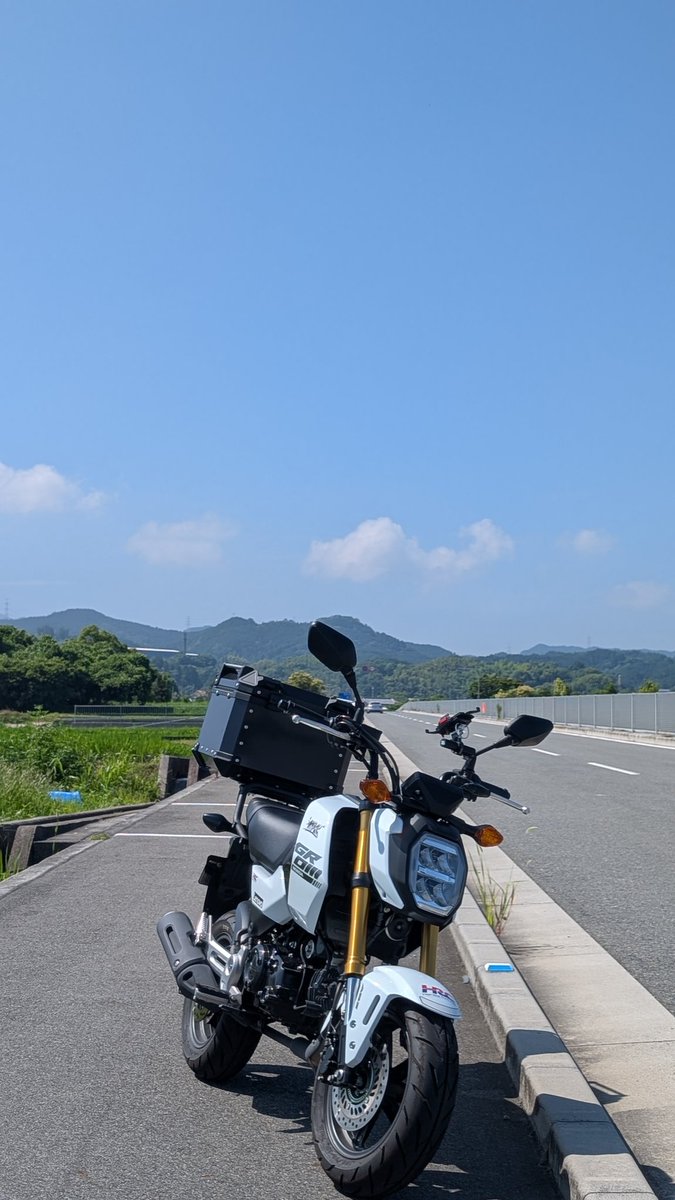 初めての愛車がグロムです！

家族に心配かけないように安全運転に加えて、プロテクターなども徐々に揃えていってます。

モトクロスを始めて間もない頃に転倒して後頭部を強打した事があり、ヘルメットの重大さを改めて感じました。
#F17が当たる #バイクの日2025 
#F17ZESTAL  #F17カプセルトイ