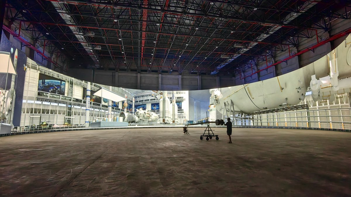 ZBandTech's tweet image. The world&apos;s largest virtual production studio, a 270-degree, 164-foot, curved LED screen that spans over 18k square feet, was unveiled in China last month.   #proav  #virtualproduction

bit.ly/3H832AU