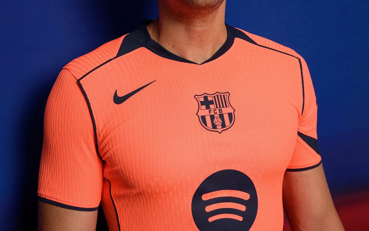 futebol_info's tweet photo. Camisas de futebol da Nike sofrerão um aumento nos valores muito em breve.

O modelo 'torcedor', que hoje varia entre R$ 349,99 e R$ 399,99, passará a custar entre R$ 449,99 e R$ 499,99. Já o modelo 'jogador' sobe de R$ 699,99 para valores entre R$ 749,99 e R$ 799,99.

Os valores devem ser apenas para modelos internacionais. Ainda não há informações para as camisas nacionais.

Assim como a Nike, outras marcas também devem aumentar seus preços em breve.

🗞 @sdmlinks 
📸 Divulgação/FC Barcelona