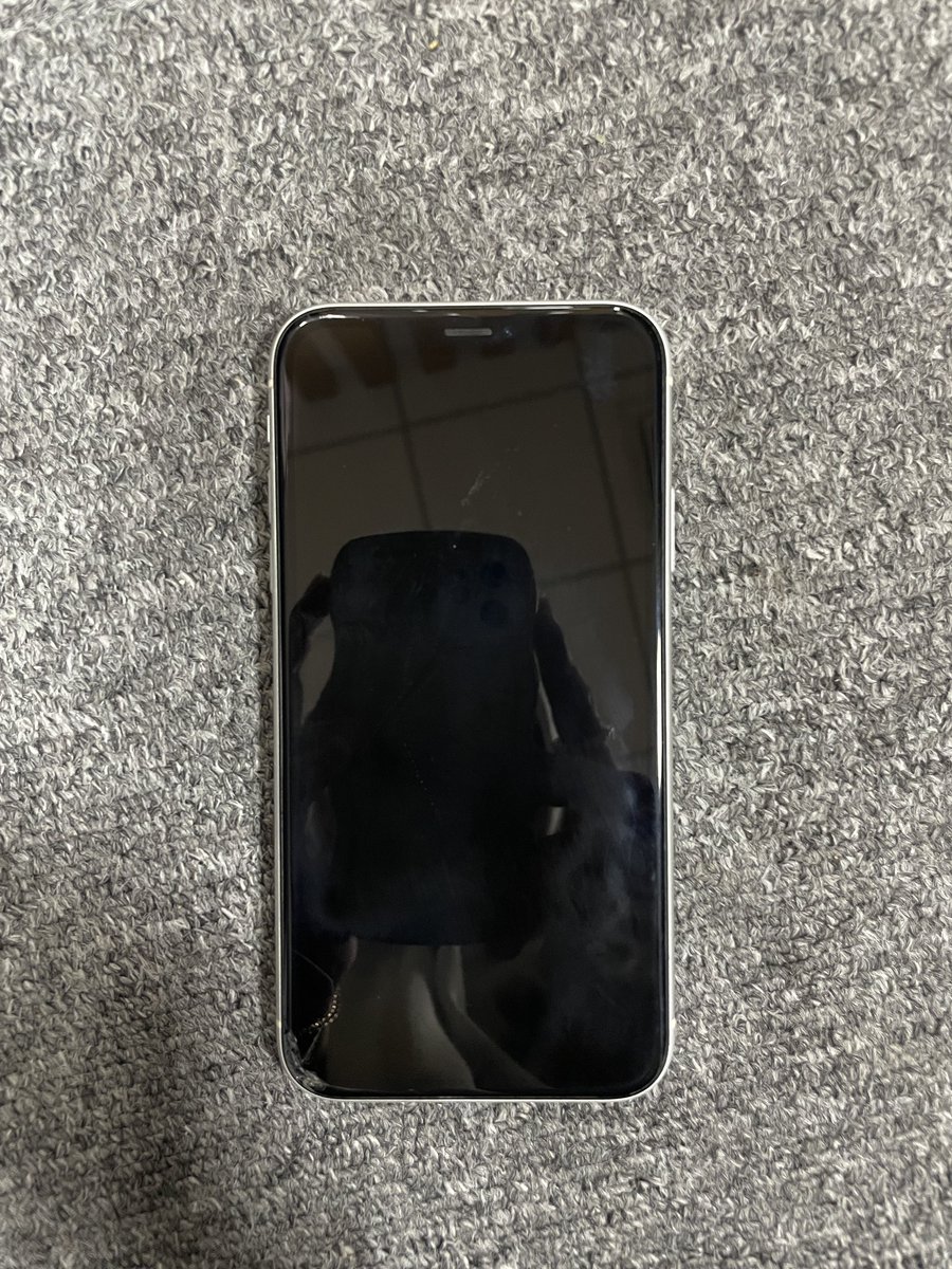 ariesblow's tweet image. gais aku jual ip xr 128gb warna white, batre 79% belum pernah ganti apapun, sinyal aman ya. minus lcd retak dikit dibawah kiri (aman ga ngaruh ke layar) open di 2,8 juta bisa nego dan cod sekitaran jaksel

#wts #iphonexr #wtb
