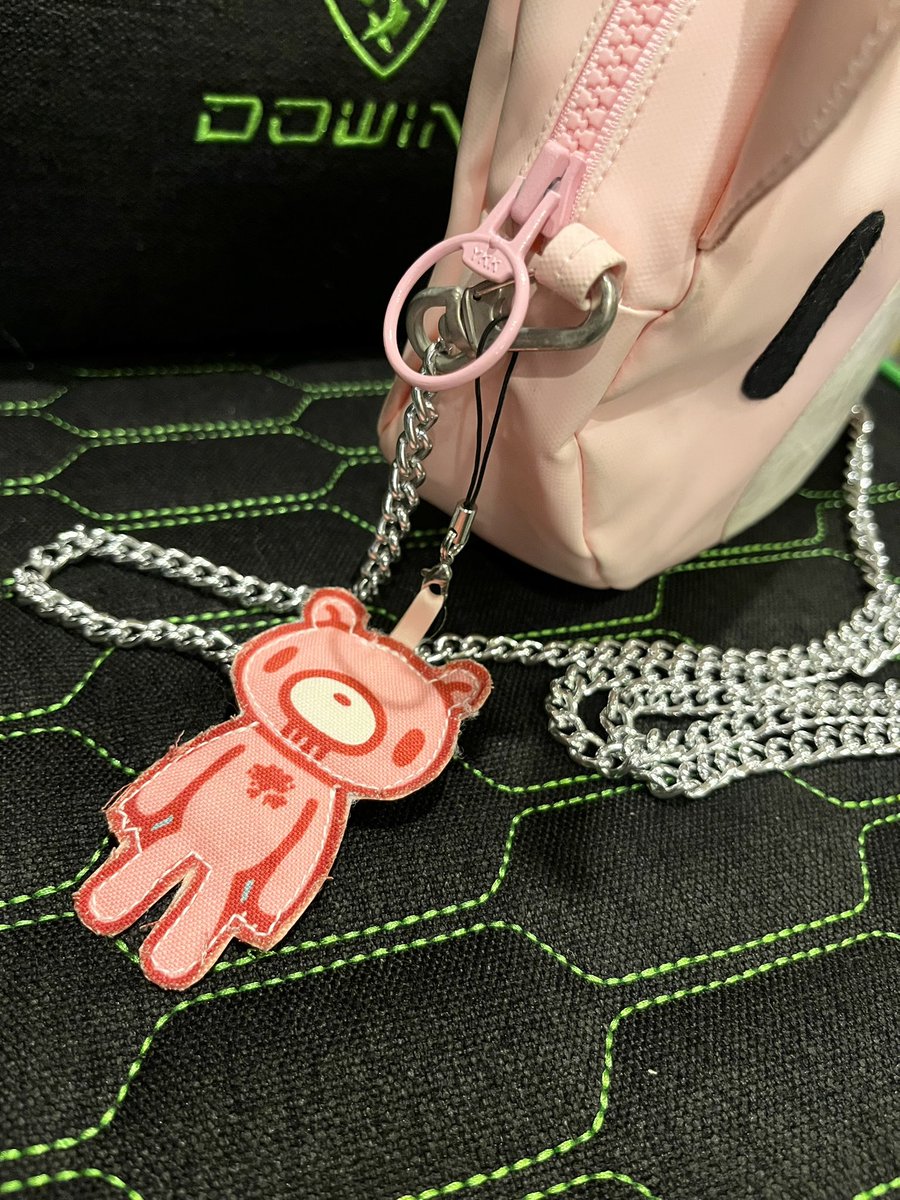 ／
てづくりグルーミーバッグ
＼
21年くらい前に作ったバッグ🩷
当時グルーミーグッズがまだまだ少なくて自分で作ったもの🩵
我ながらに上出来‼︎
20年近くショーケースで眠ってて経年劣化きてるけど、可愛さは変わらない🩶

また流行ってるって娘からの情報嬉しい！！

#グルーミー
#gloomybear