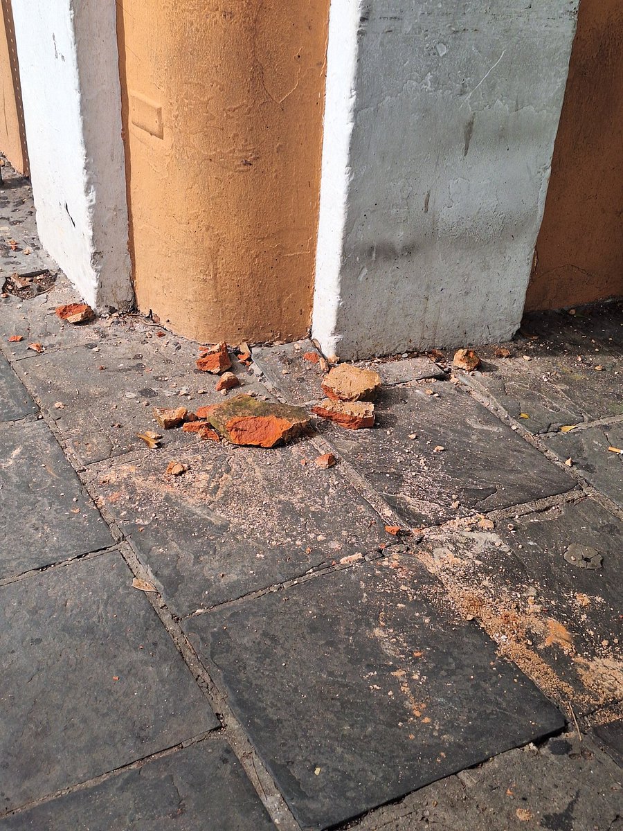Nos acaban de enviar esto.

Esto es en la cll. Del Cristo en VSJ frente a la tienda Lord Jim Leather.  

Desconocemos si es parte de la estructura.

<a href="/Miguel_Romero_/">Miguel Romero</a> <a href="/EddieCharbonier/">Eddie Charbonier</a> <a href="/JohannaGiustiSJ/">Johanna Giusti</a> <a href="/SJReporta/">San Juan Reporta</a> <a href="/ElUrbanistaPR/">El Urbanista</a> <a href="/SJCiudadCapital/">San Juan, Ciudad Capital</a> <a href="/daisysanchezpr/">Daisy Sánchez Collazo</a> <a href="/VictorBerrios24/">Víctor Berrios</a>