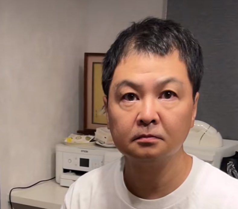 犯行を目撃してからというもの、警察に通報するわけでもなく、ただ犯人に真っ白な手紙を定期的に送る人