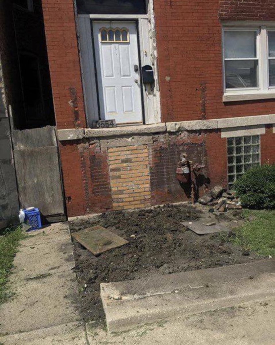 El_Chelli32's tweet image. Buenos #dias @vecinos de la
#Urba hoy en la #entrada del edificio he @visto esto…. Me #parece fenomenal que de hagan @reformas pero no #quiteis las escaleres que despues no se puede #subir 

#Salu2 #paz