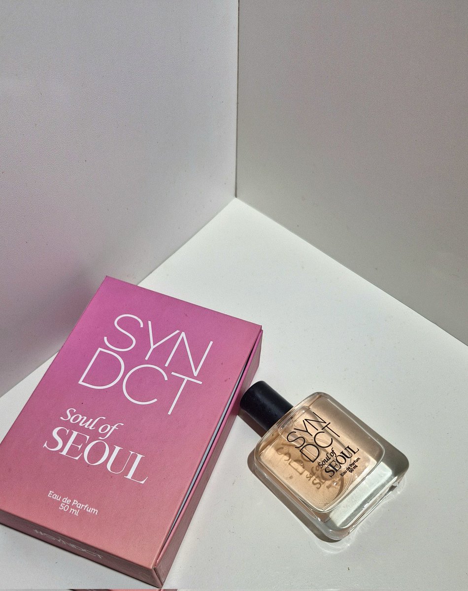 Ga terlalu strong,tapi cukup bikin orang nengok sih. 
Ini parfum lokal andalan aku buat daily activity 💅