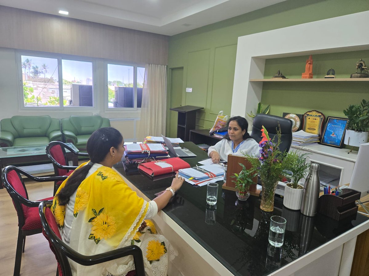 CPriyanga_offl's tweet photo. இன்று 19.08.2025, நெடுங்காடு கோட்டுச்சேரி சட்டமன்ற தொகுதிக்குட்பட்ட பல குடியிருப்பு பகுதிகளில் தெருவிளக்குகள் பல மாதங்களாக செயலிழந்து இருப்பதுடன், பல மின்கம்பங்கள் பழுதடைந்த நிலையில் உள்ளன. இதனால் பொதுமக்கள், குறிப்பாக பெண்கள், குழந்தைகள், முதியவர்கள் கடும் சிரமத்திற்கும் அபாயத்திற்கும் உள்ளாகி வருகின்றனர்.இந்த பிரச்சினையை தீர்க்க  முயற்சிகள் மேற்கொண்டு, பலமுறை சம்பந்தப்பட்ட அதிகாரிகளிடம் கோரிக்கை வைத்திருந்தும், காரணங்கள் கூறி தாமதப்படுத்தப்பட்டு வந்தது.இதையடுத்து, செயலிழந்த தெருவிளக்குகள் மற்றும் சேதமடைந்த மின்கம்பங்களை உடனடியாக சீரமைத்து மாற்ற வேண்டும் என மாண்புமிகு மக்கள் முதல்வர் திரு. N.ரங்கசாமி ஐயா அவர்களிடம் அவர் கோரிக்கை வைத்தேன். அந்த கோரிக்கையை ஏற்றுக்கொண்ட முதலமைச்சர் அவர்கள், உரிய செயலருக்கு பரிந்துரை செய்து, உடனடியாக நடவடிக்கை எடுக்குமாறு உத்தரவிட்டார்...