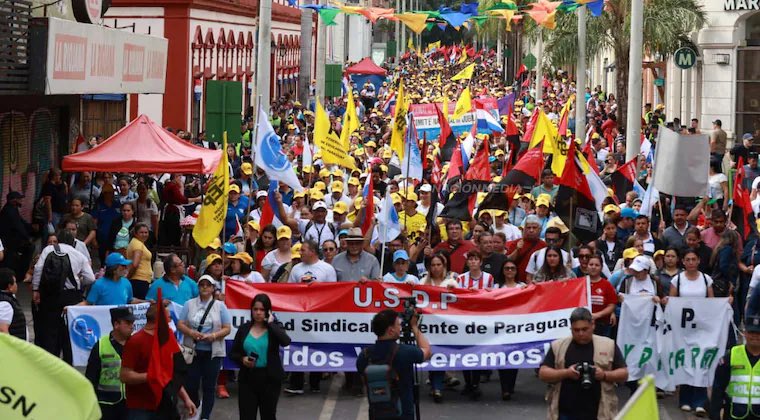 accionscpy's tweet image. Desde Acción Sindical Clasista saludamos a la movilización que están llevando a cabo las y los docentes organizados de todo el país en exigencia de sus justas demandas. 
¡Vivan los que luchan!