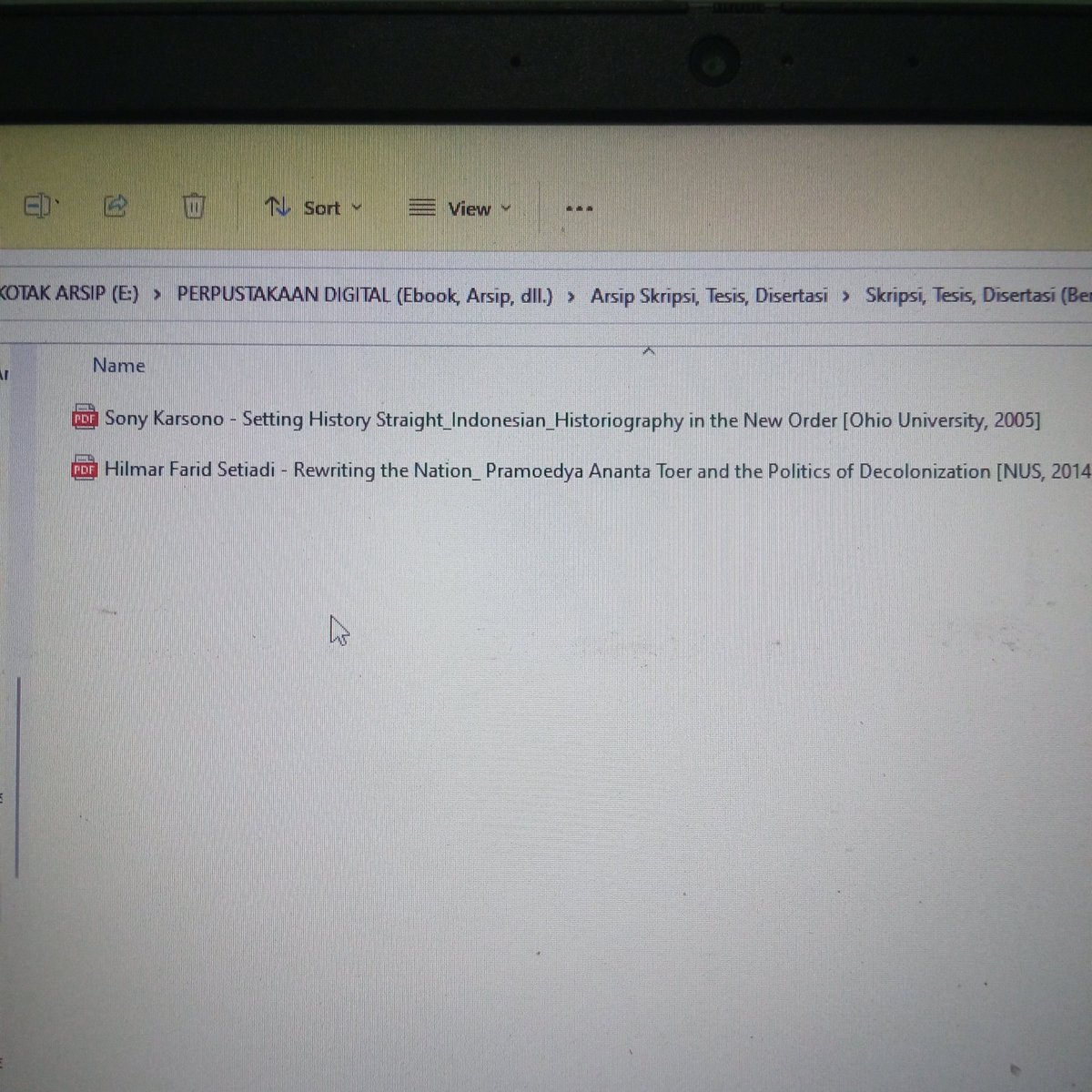 Dua naskah disertasi ini—satu punya Sony Karsono utk studi doktoral di Ohio University; satu punya Hilmar Farid utk studi doktoral di National University of Singapore—kalo diterjemahkan ke bahasa Indonesia dan diterbitkan jdi buku bakal cetar banget pasti. ⭐🔥⭐