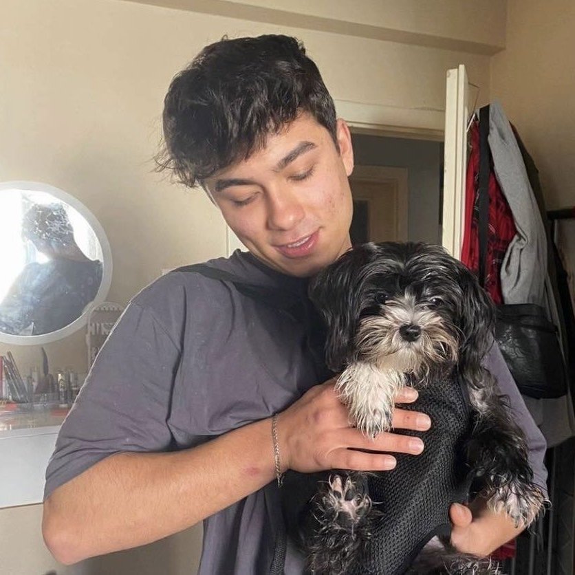 Kız kardeşini korumak isterken öldürülen Hakan Çakır’ın babası:

— Çocuk dediğinin elinde kitap kalem olur. Bıçağın, sallamanın ne işi var?

— Bu cezalara güvenerek zaten bu suçları işliyorlar. Ömür boyu ceza ver bakalım bu kadar suç olacak mı?

— Elleri kelepçeli adamda