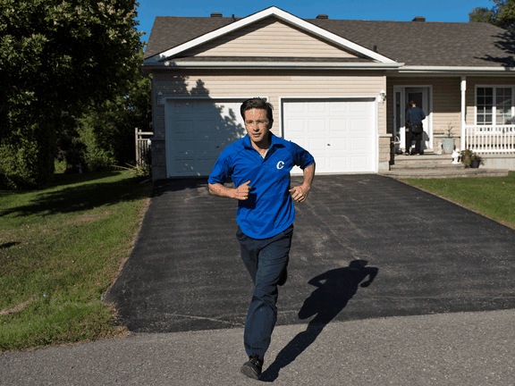 TDotResident's tweet photo. Pierre Poilievre pictured here running away from Battle River-Crowfoot, never to return again. https://t.co/r9qfbbE2Gd