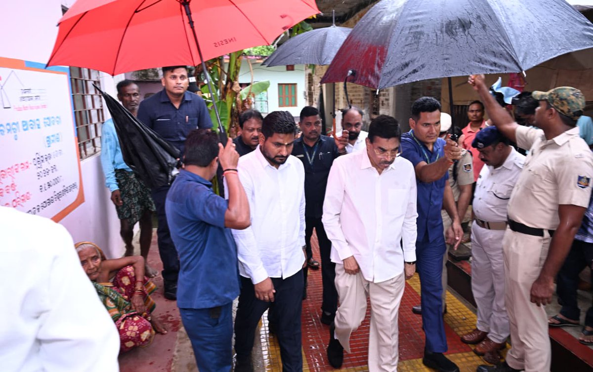 Hon’ble Governor Dr. Hari Babu Kambhampati visited the Badabarchikayan Integrated Farming Cluster in Bhadrak, interacting with beneficiaries and PMAY-(G) families.
He lauded their efforts in fostering self-reliance, rural transformation, and inclusive growth.