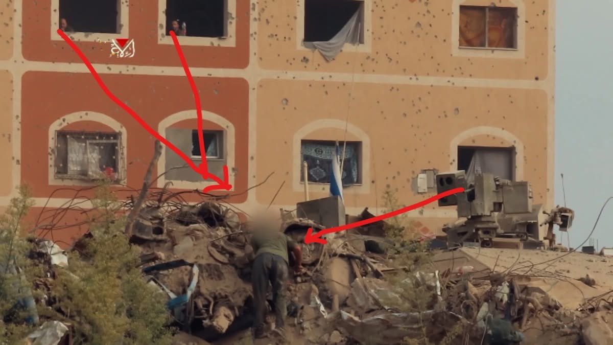 جنديان أمامه، يحدّقان فيه، ومدفعٌ رشاش يلهث قرب رقبته…  
لكنه لا يتراجع، لا يرف له جفن، كأن جسده من نار، وروحه من يقين.  
يرمي عليهم "جحيم الشواظ" ويمضي، وكأن الله عطّل قوانين الكون كلها ليحفظ وليّه.

هكذا يكون الاصطفاء..  
حين يُسلّمك الله مفتاح ثغرٍ مهجور، وتُترك وحيدًا، لا