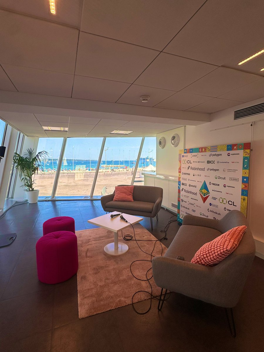 If you're going to a crypto conference, the press room might just be your most underrated tool.

Too often, founders and communication leads overlook it, or don’t know how to make the most of it. But here’s the thing: if you want media coverage, you need to meet journalists.

And